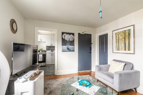 Upscale 1BR - Boutique Apartment - PRIME DT Location! image 5